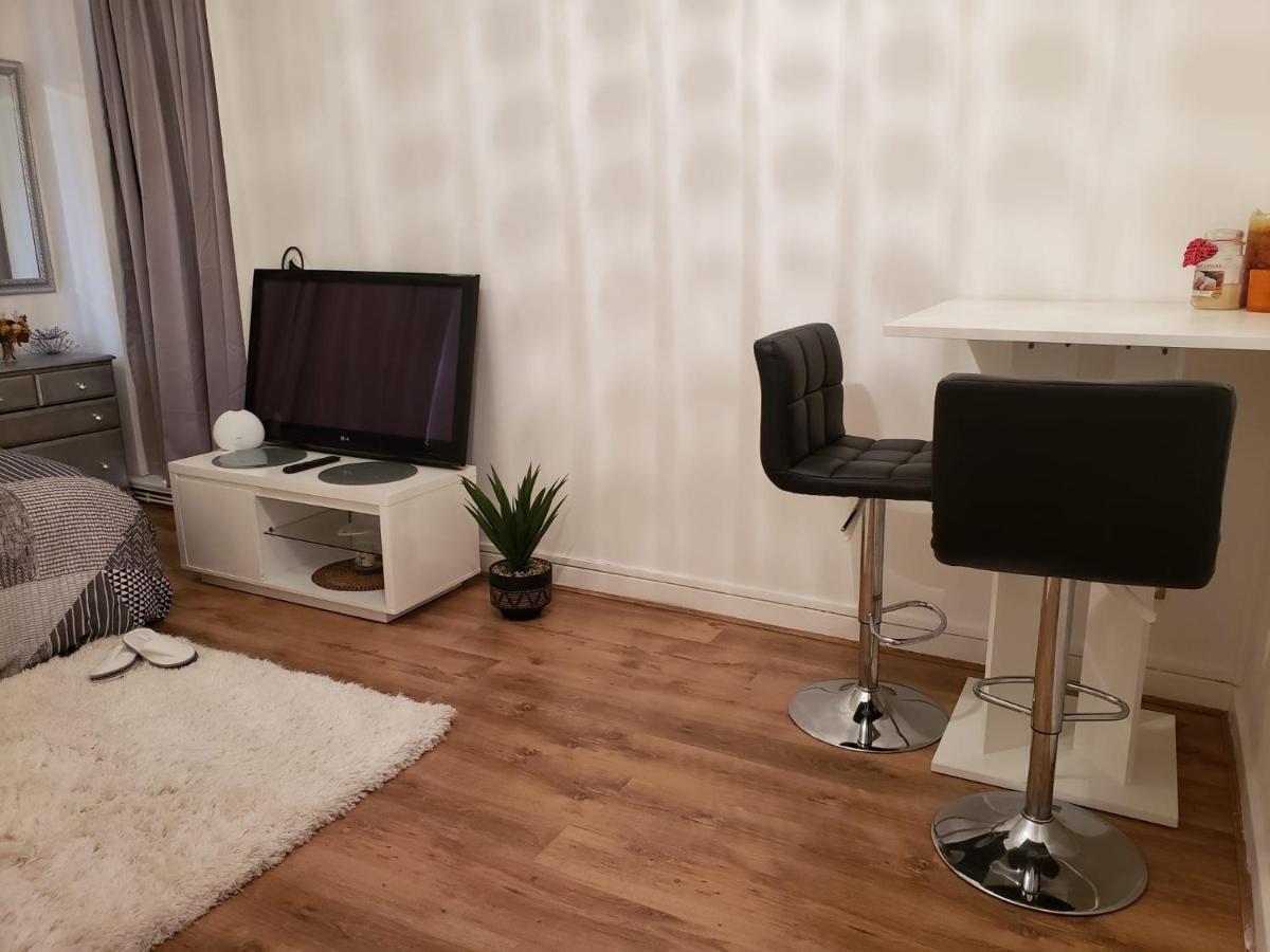 Only In A Gazde/Camere de închiriat *