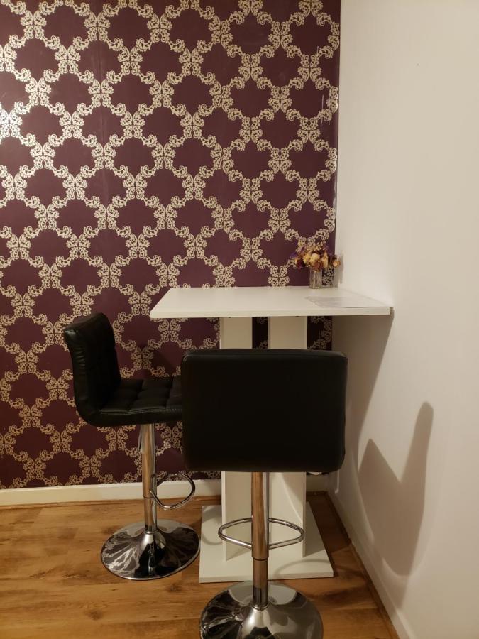 Only In A Gazde/Camere de închiriat